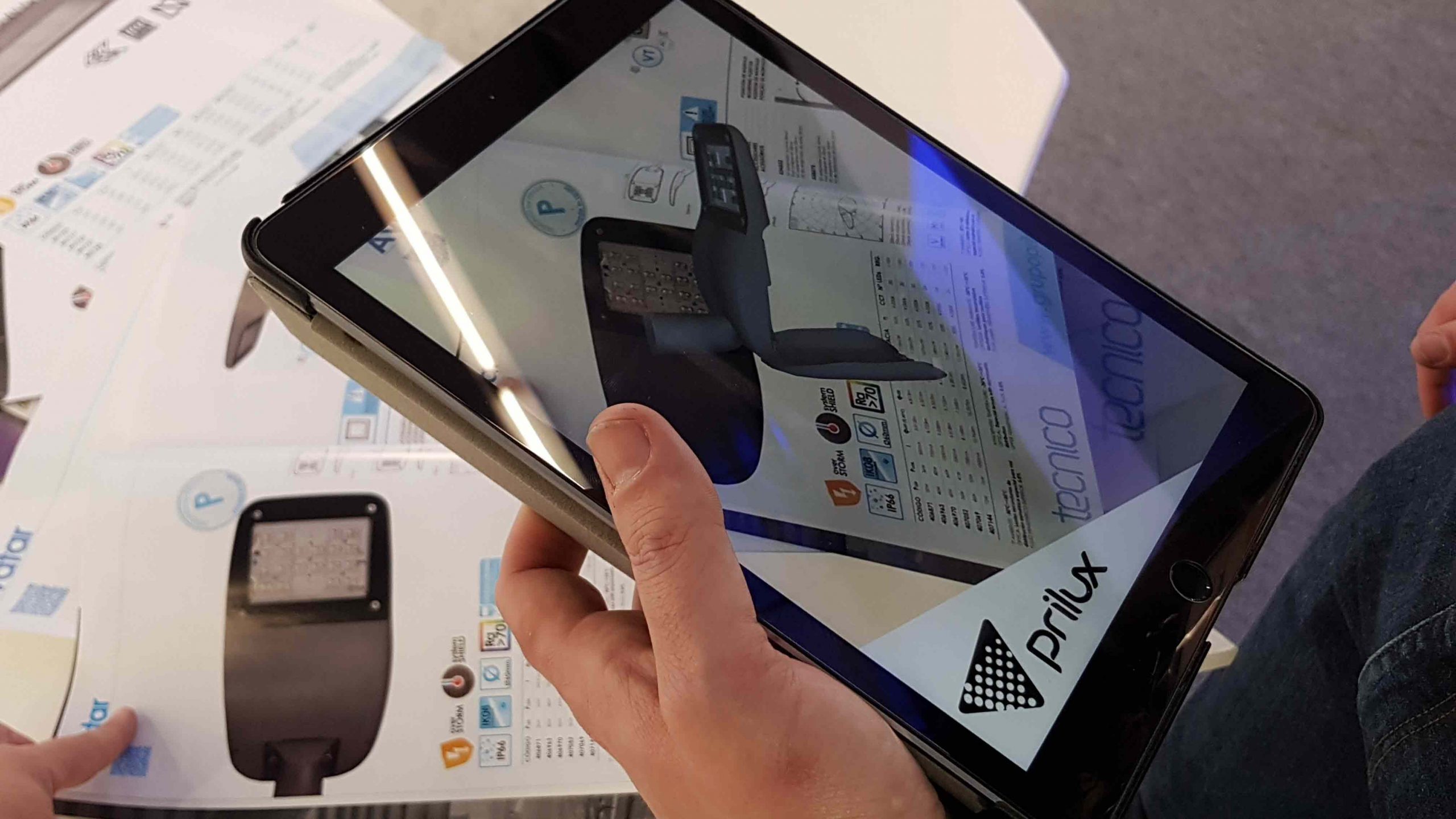 Prilux_innoarea_ar Ejemplo de cómo mostrar productos mediante un catálogo de Realidad Aumentada
