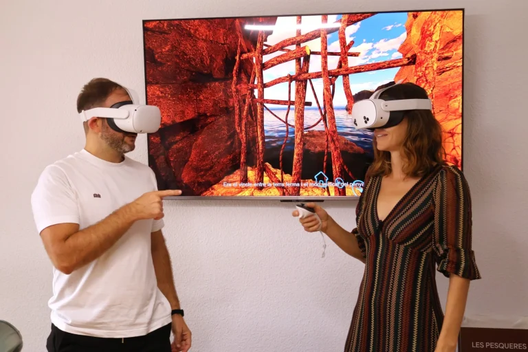 Personas probando la recreación en Realidad Virtual de Les Pesqueres de Cingle