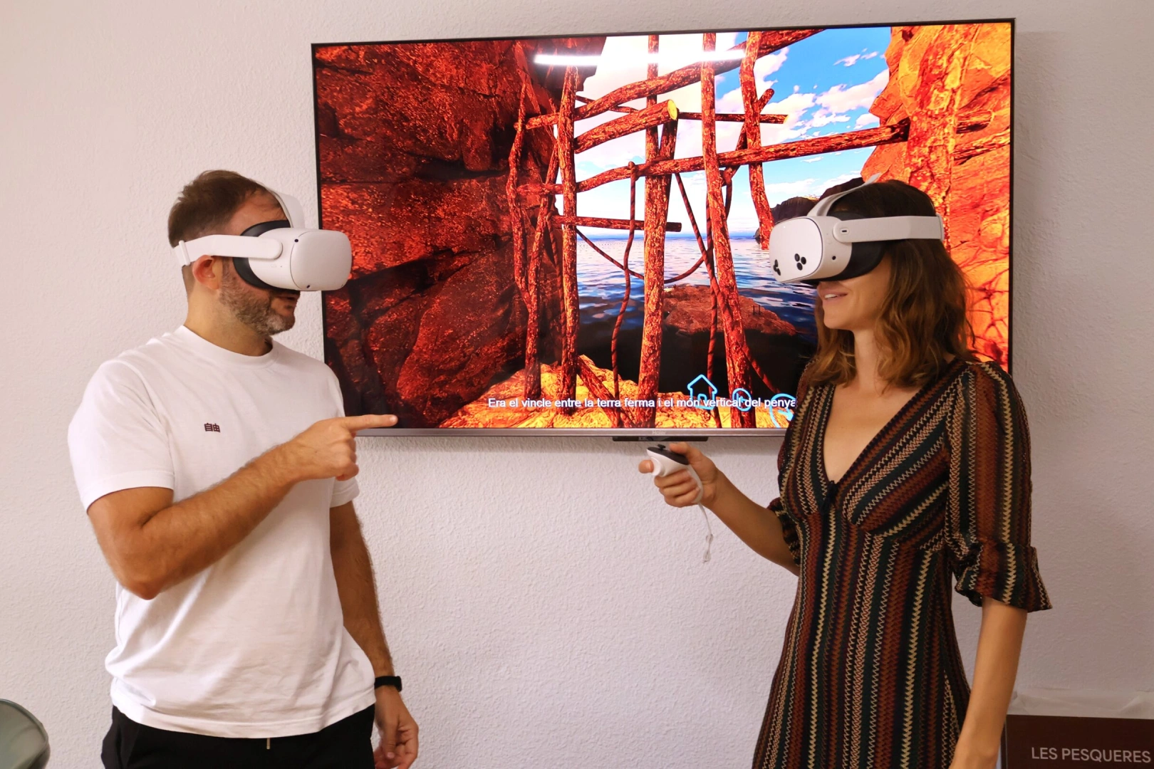 Personas probando la recreación en Realidad Virtual de Les Pesqueres de Cingle