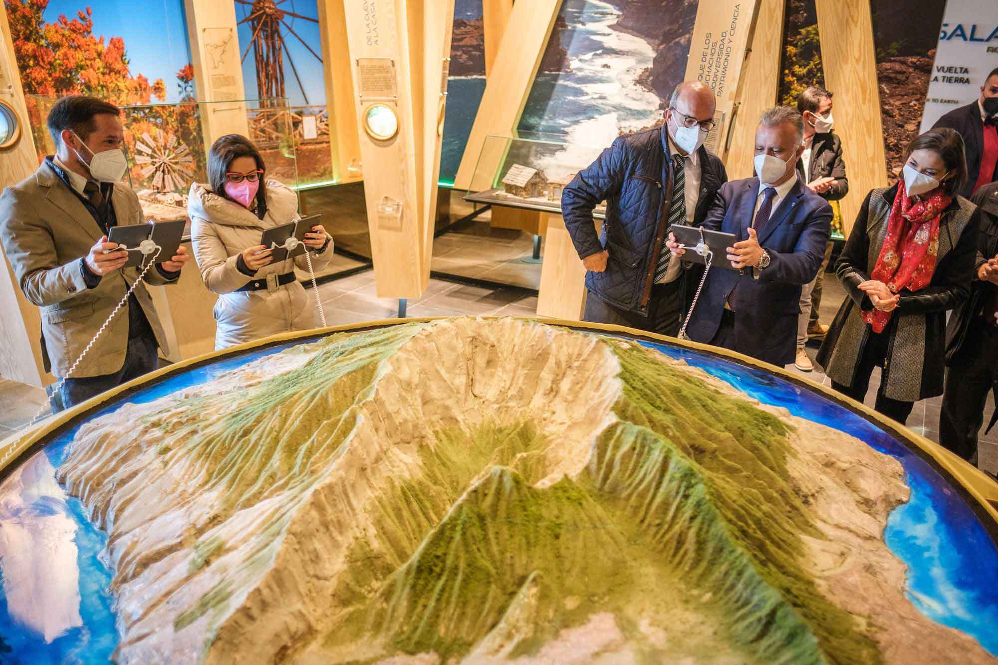 Mapa de la isla en realidad aumentada en el Centro de visitantes Roque de los Muchachos