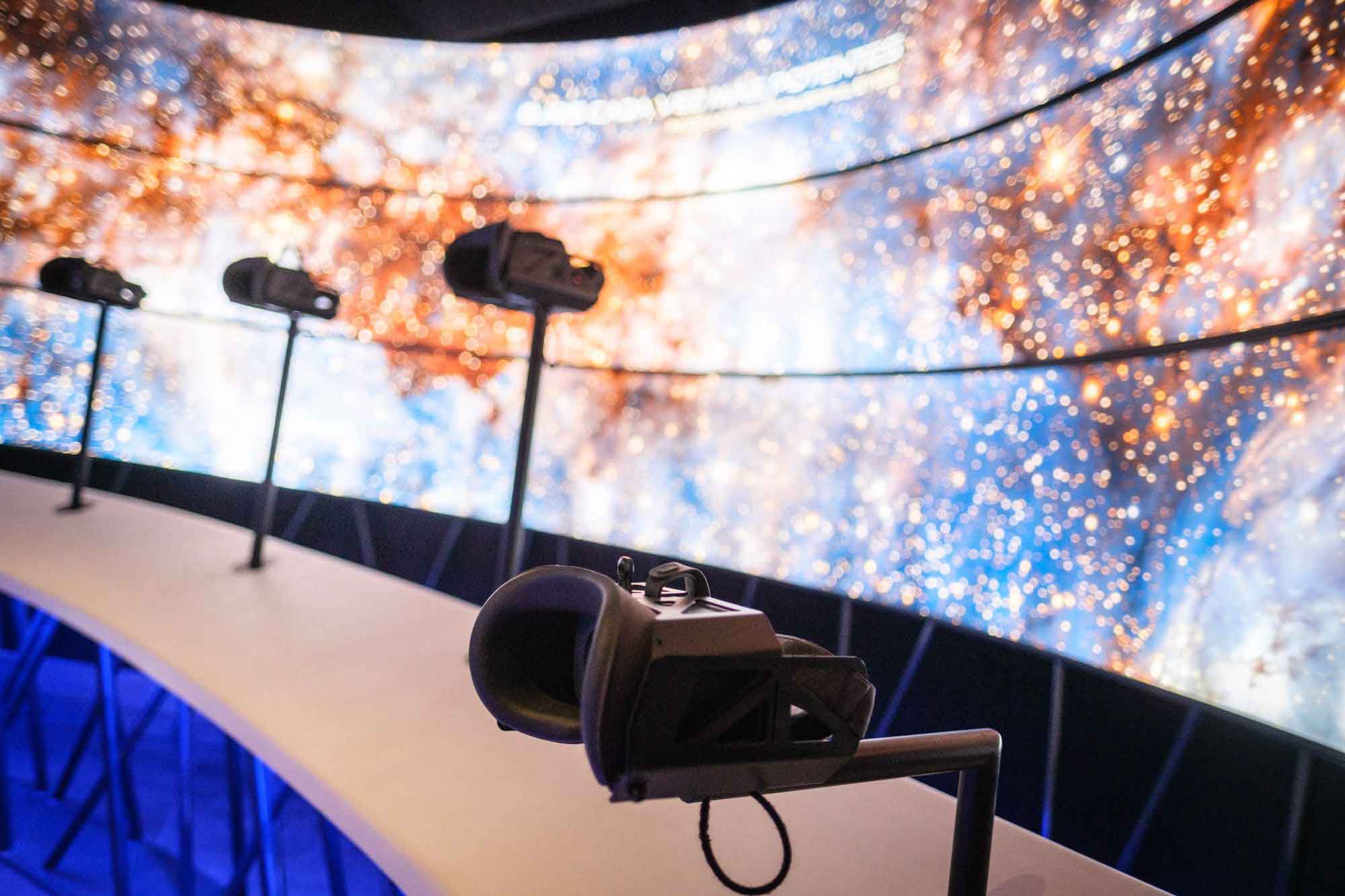 Diferentes gafas de realidad virtual en una exposición