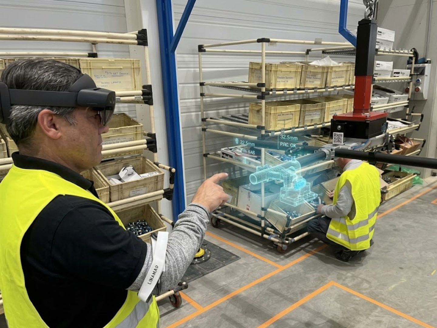Operario de Nissan con HoloLens 2 configurando un útil industrial mediante realidad mixta en la línea de producción