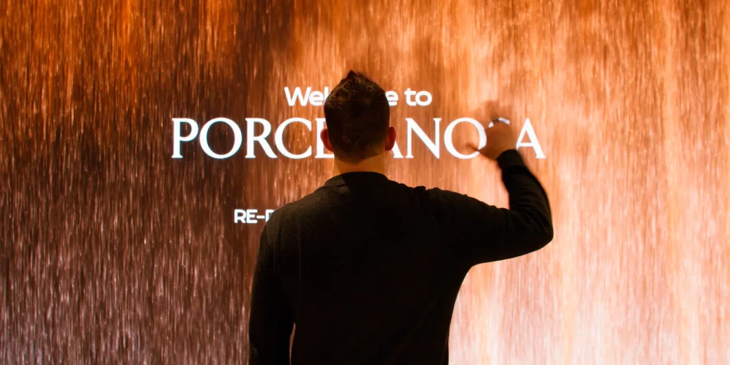 Pantalla con visuales reactivos para showroom de Porcelanosa