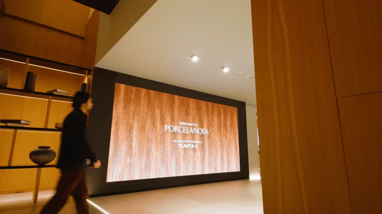 Pantalla con visuales reactivos para showroom de Porcelanosa
