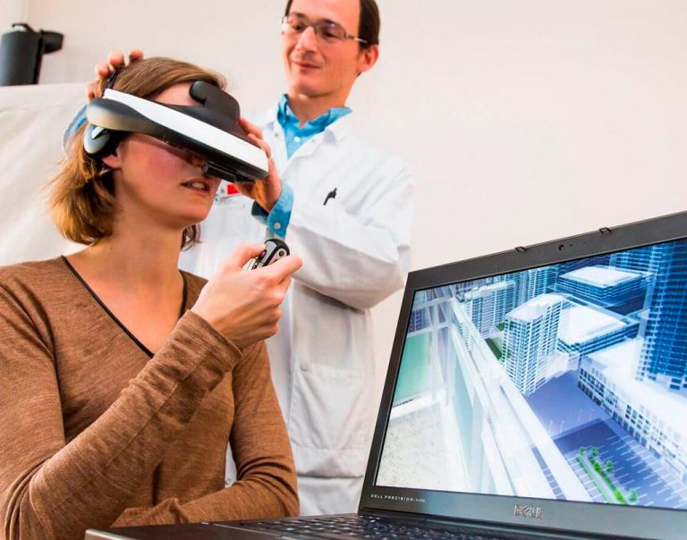paciente utilizando realidad virtual