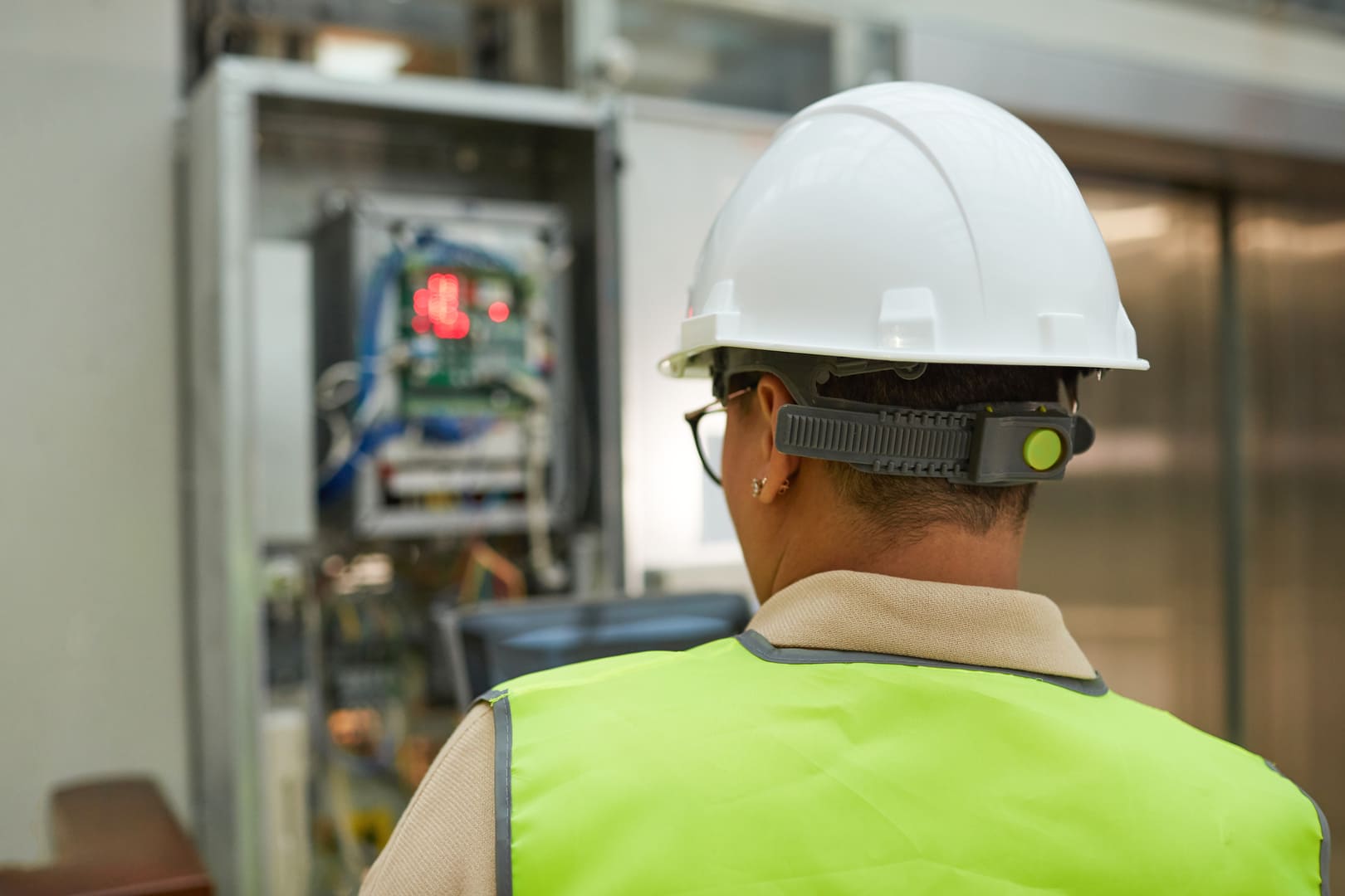 Mujer realizando mantenimiento en una planta industrial con realidad aumentada