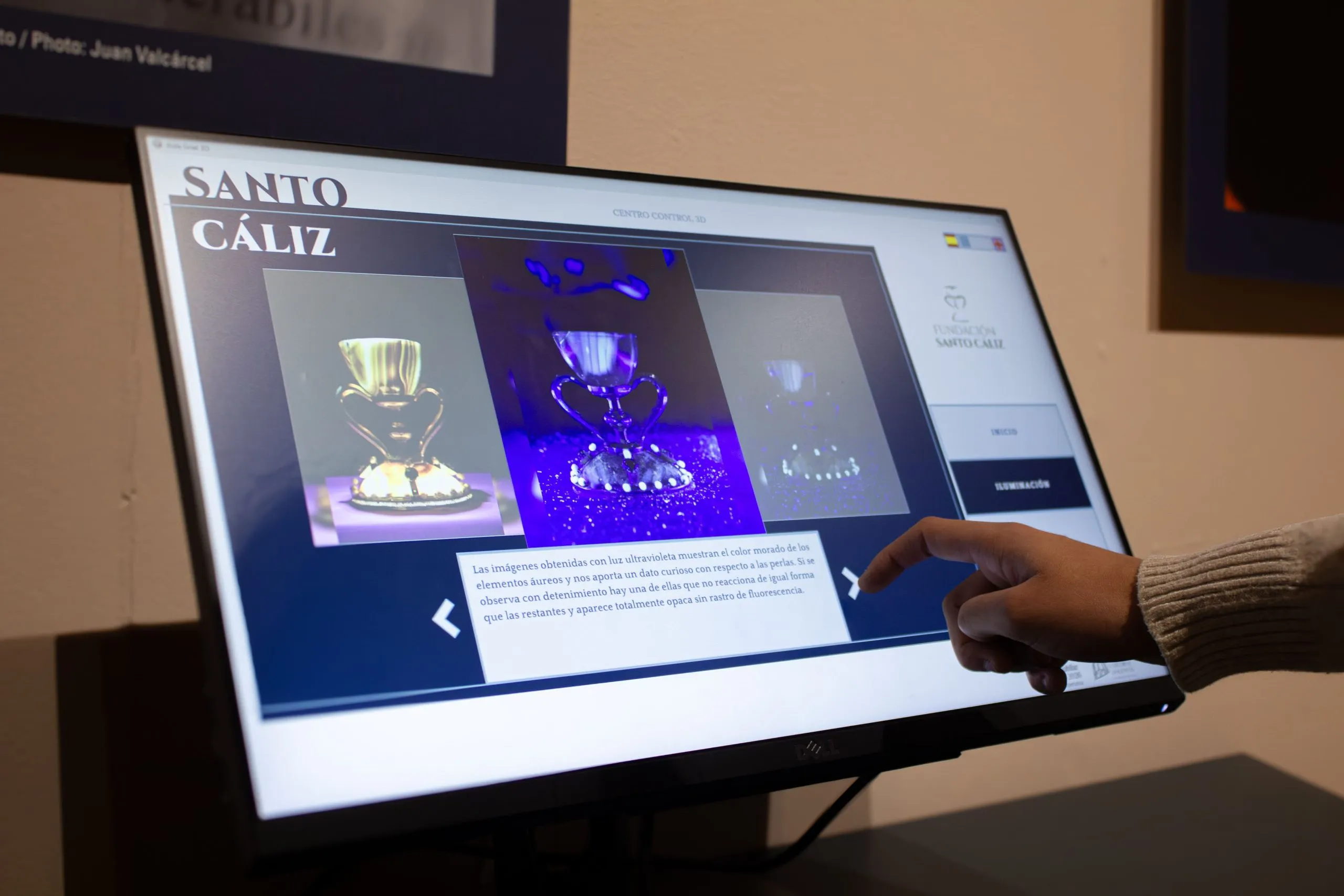 Un usuario interactúa con la pantalla de control para el holograma 3D, mostrando imágenes del Santo Cáliz bajo diferentes tipos de iluminación, incluyendo luz ultravioleta